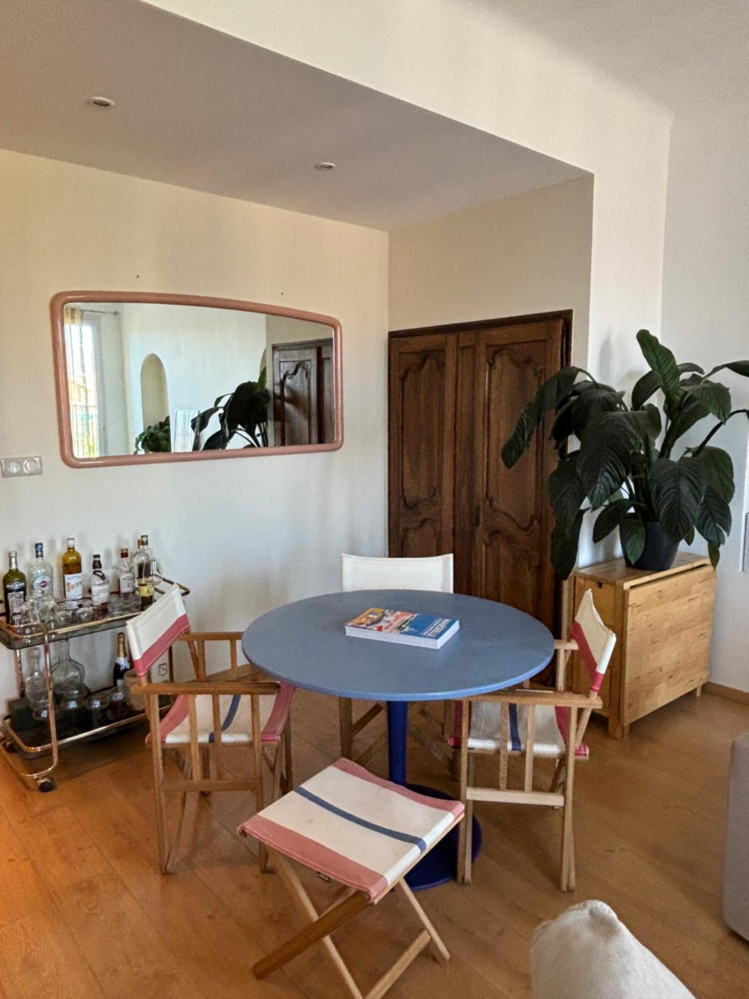 Homestay In In Palais Longchamp, *